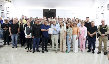 Executivo apresenta projetos da Rua Coberta, asfalto na Linha Jundiaí e pavimentação na sede de Vila Cristal para o deputado Hussein Bakri e comunidade