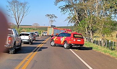 Acidente grave com óbito e pessoas feridas.