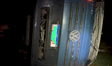 Caminhão tomba na PR-182 em Palotina durante a noite de terça-feira