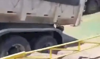 Caminhão atola no segundo dia de operação da balsa no Rio Piquiri e provoca longas filas na BR-272