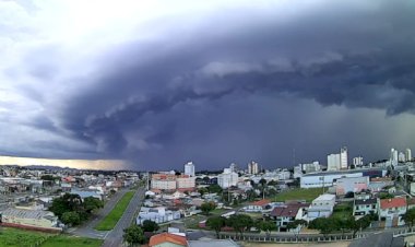 Tornado na região Metropolitana de Curitiba deixou danos em cerca de 350 residências