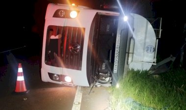 Caminhão tomba entre Palotina e Terra Roxa  na PR-364 e motorista fica ferido