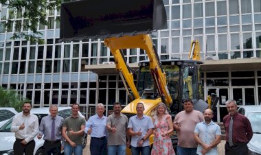 Marechal Cândido Rondon recebe nova retroescavadeira para reforçar frota municipal