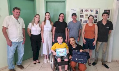 Aluno da rede municipal de Nova Santa Rosa recebe terminal digital que amplia comunicação e inclusão