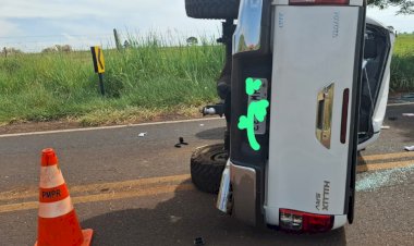 Capotamento na PR-496 deixa passageira ferida em Terra Roxa