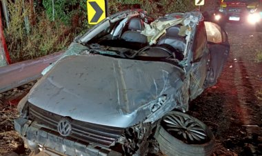 ATUALIZANDO: Jovem de 22 anos  fica gravemente ferido após  bater Jetta contra anteparo e árvores na PR-490