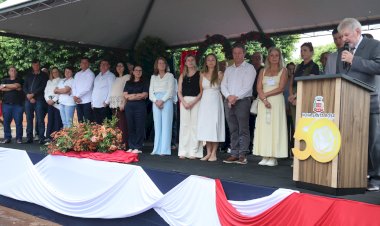 Desfile dos 50 anos de Nova Santa Rosa reúne multidão e segue mesmo com chuva