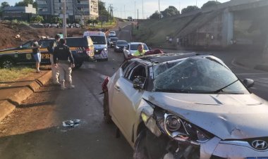 Veículo foge da PRF, descarta droga na rodovia e capota na BR-277, em Medianeira