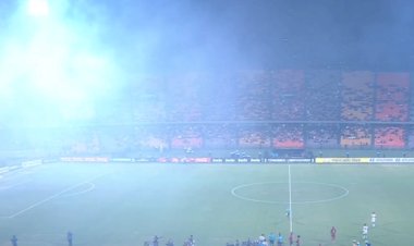 Confusão nas arquibancadas paralisa jogo entre Medellín e Flamengo pela Libertadores  Título: