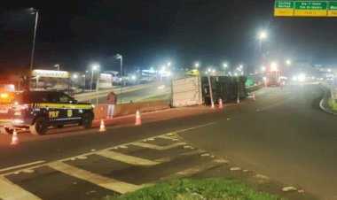 Carreta carregada com frango congelado tomba  e  acidentes simultâneos causam interdição parcial e trânsito lento em rodovia