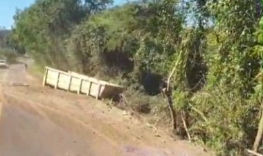 Caçamba de caminhão se desprende e invade pista na Rodovia 467, próximo à curva do rodeio