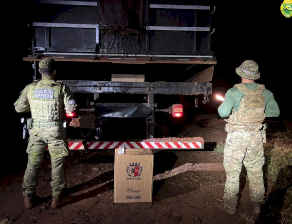 BPFRON e Polícia Federal apreendem caminhão com cigarros contrabandeados em Guaíra