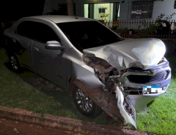 Mulher fica ferida após colidir carro contra carreta estacionada em Mercedes
