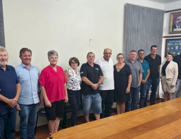 Prefeito Lari Hitz se reúne com vereadores para discutir projetos e prioridades em Nova Santa Rosa