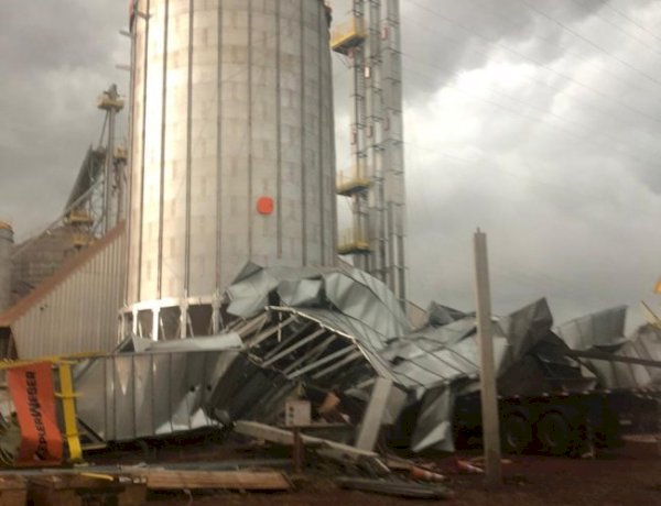 Temporal  derruba secador de silo em propriedade rural  na região beira do lago de Itaipu