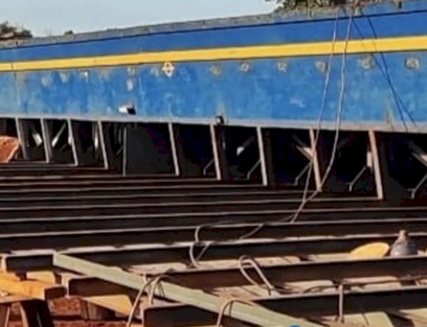 Empresa paraguaia constrói balsa gigante para transporte de até 30 caminhões no Porto Índio
