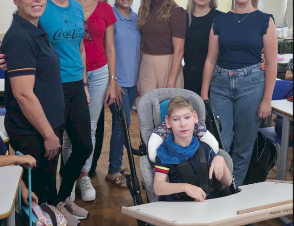 Aluno recebe mesa adaptada e reforça inclusão em escola de Nova Santa Rosa