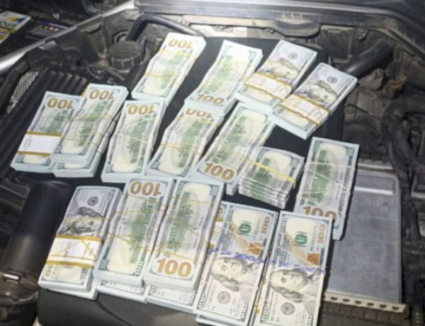 PRF apreende mais de 200 mil dólares dentro de motor de Mercedes no Paraná