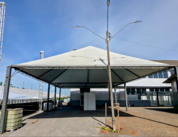 Expo Rosa 2026 ganha forma com montagem de estandes e estrutura de shows