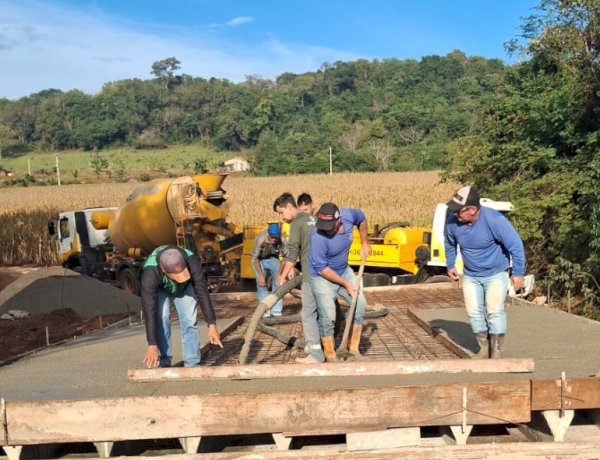 Ponte entre Marechal Cândido Rondon e Mercedes recebe concretagem e deve ser liberada em até 15 dias
