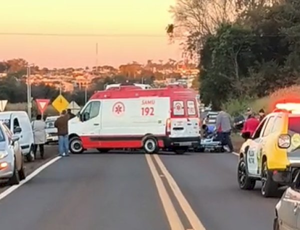 Acidente entre furgão e motocicleta deixa condutor ferido e interdita PR-491 em Nova Santa Rosa