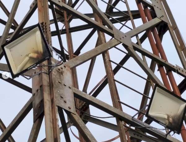 Estádio Valdir Schneider é interditado temporariamente após descarga elétrica danificar rede e refletores