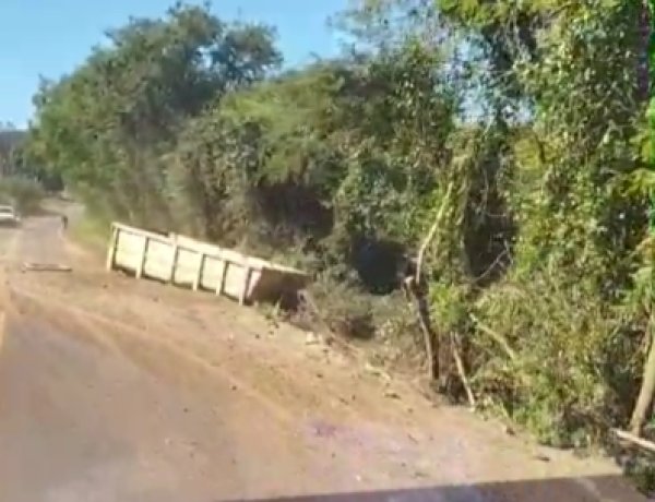 Caçamba de caminhão se desprende e invade pista na Rodovia 467, próximo à curva do rodeio