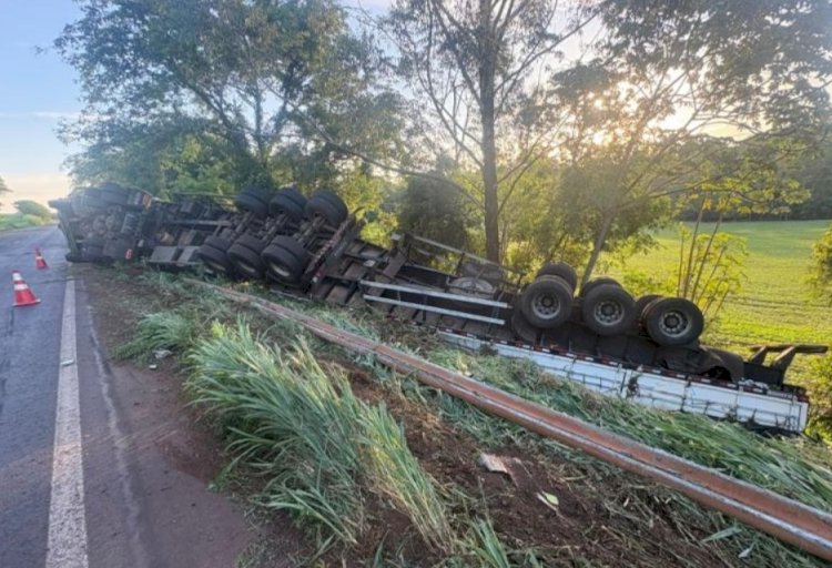 Carreta bitrem tomba na BR-163 em Mercedes e motorista sofre ferimentos leves