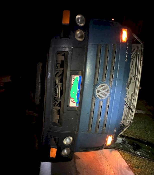 Caminhão tomba na PR-182 em Palotina durante a noite de terça-feira