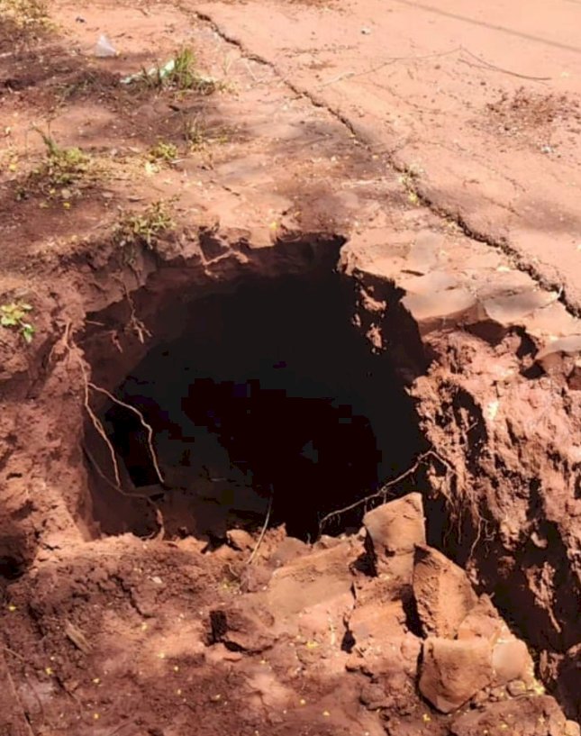 Ponte próxima ao distrito de Vila Cristal é interditada após parte da estrutura ceder