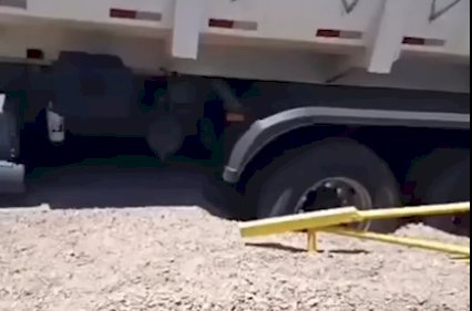 Caminhão atola no segundo dia de operação da balsa no Rio Piquiri e provoca longas filas na BR-272