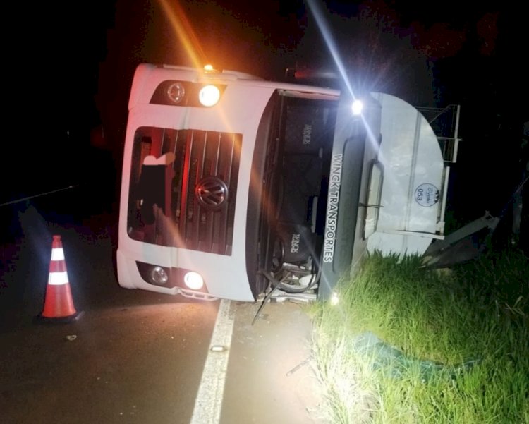 Caminhão tomba entre Palotina e Terra Roxa  na PR-364 e motorista fica ferido