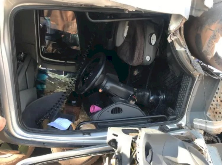 Colisão entre bitrens provoca danos de grande monta na BR-163, em Quatro Pontes