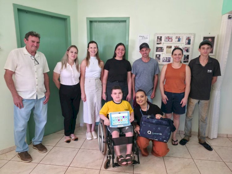 Aluno da rede municipal de Nova Santa Rosa recebe terminal digital que amplia comunicação e inclusão