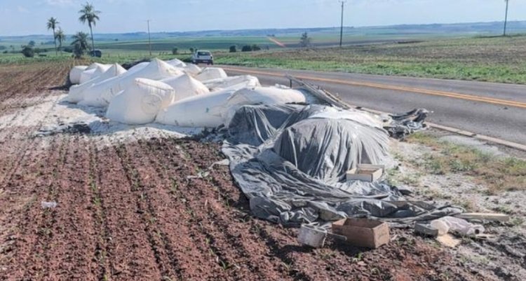 Caminhão sai da pista e espalha carga na rodovia entre Palotina e Francisco Alves