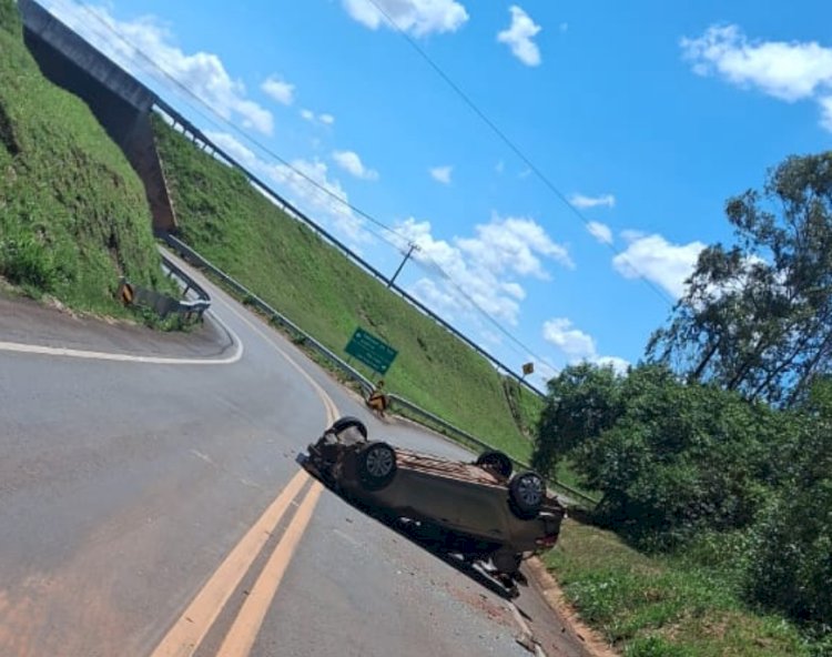 Mulher  fica ferida após capotamento de HB20  na PR-486