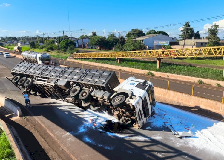 Carreta carregada com farinha tomba na entrada de Marechal Rondon na Br 163  proximo ao trevo a Nova Santa Rosa