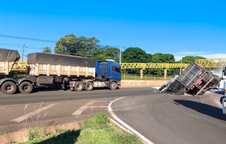 Carreta carregada com farinha tomba na entrada de Marechal Rondon na Br 163  proximo ao trevo a Nova Santa Rosa
