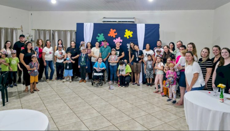 Alunos autistas recebem kits e famílias participam de momento de acolhimento em Nova Santa Rosa