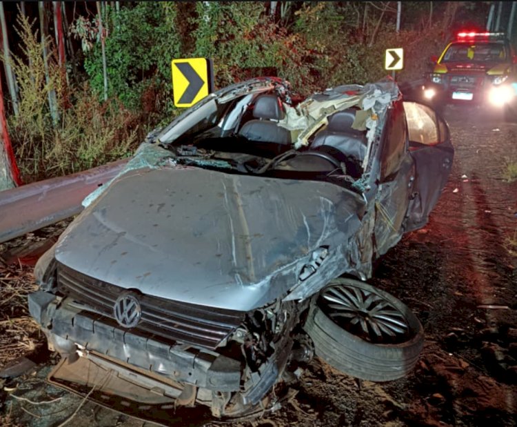 ATUALIZANDO: Jovem de 22 anos  fica gravemente ferido após  bater Jetta contra anteparo e árvores na PR-490