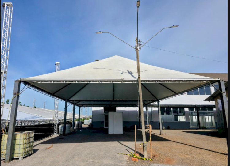 Expo Rosa 2026 ganha forma com montagem de estandes e estrutura de shows