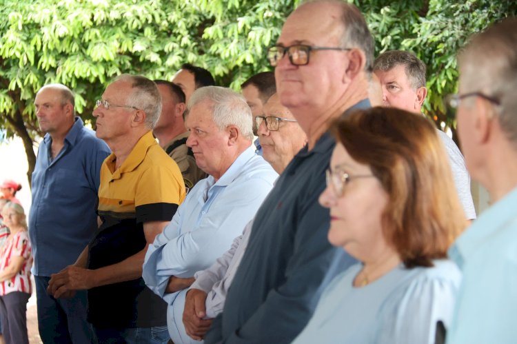 Desfile dos 50 anos de Nova Santa Rosa reúne multidão e segue mesmo com chuva