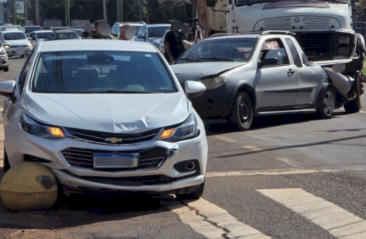Caminhão provoca engavetamento e motorista foge após acidente em Toledo