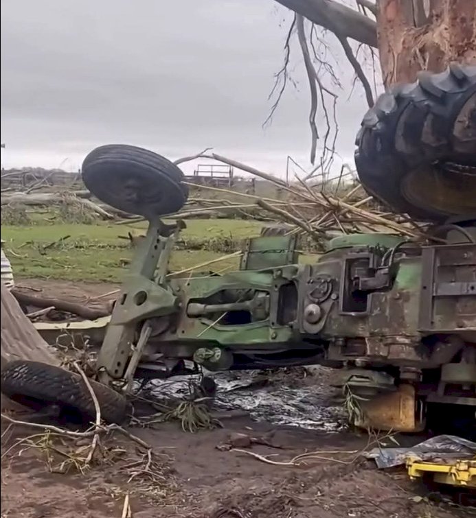 Possível tornado com ventos de até 200 km/h deixa rastro de devastação na Argentina