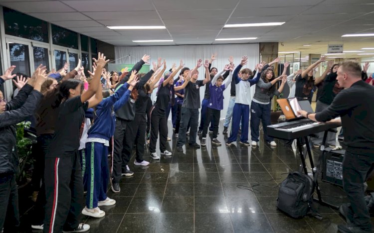 Coro Juvenil Canta Marechal realiza homenagem às mães na prefeitura rondonense