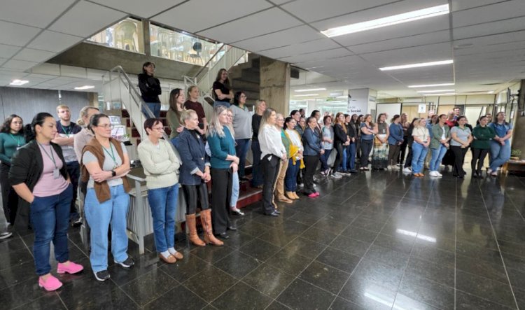 Coro Juvenil Canta Marechal realiza homenagem às mães na prefeitura rondonense