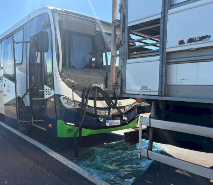 Ônibus da Saúde de Guaíra se envolve em acidente na BR-163 entre Mercedes e Marechal Rondon