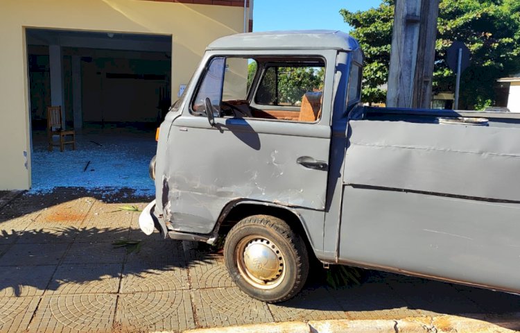 Kombi atinge imóvel após colisão com Prisma no centro de Nova Santa Rosa