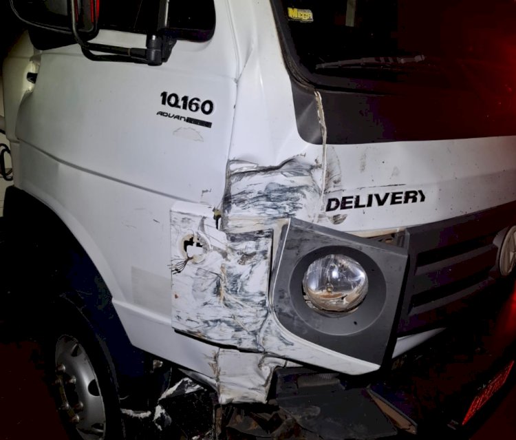 Ducato de Toledo e Caminhão de Umuarama  batem de frente na Ponte do Piquiri  na PR-182 em Palotina