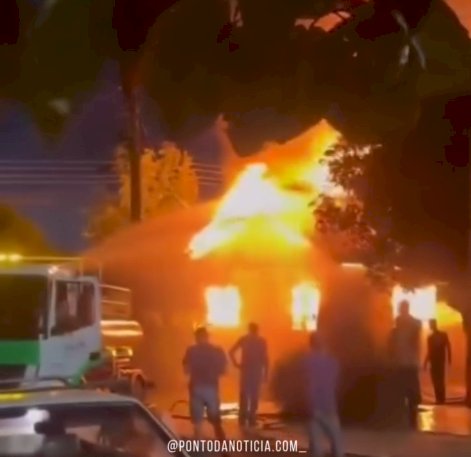 Incêndio de grandes proporções destrói residência em Entre Rios do Oeste